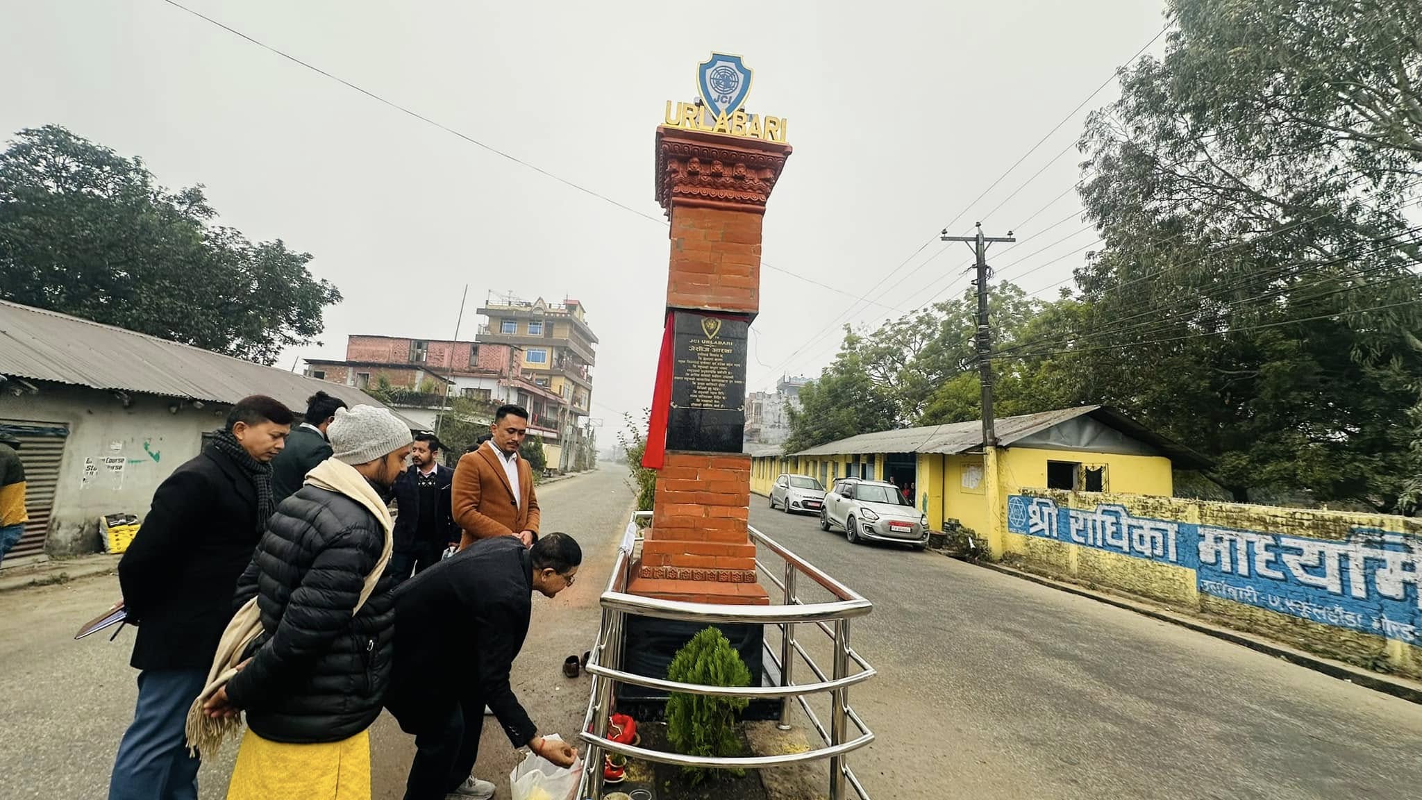 उर्लाबारीमा जेसीज स्तम्भ राखियो